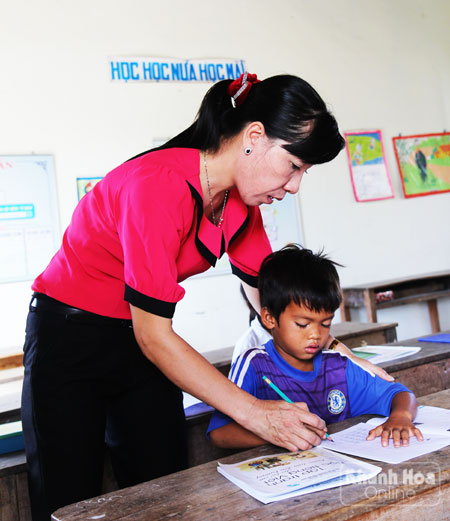 Không chỉ dạy tăng cường tiếng Việt, cô Nguyễn Thị Hương còn uốn nắn tư thế ngồi, cách cầm bút cho học sinh
