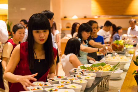 Khách thưởng thức buffet tại Khách sạn StarCity Nha Trang.