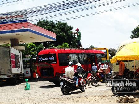 Bãi giữ xe trong khu vực cây xăng số 2 Lê Hồng Phong