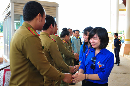  Đoàn viên, thanh niên tỉnh Attapeu đón chào đoàn tình nguyện tại Cửa khẩu Phu Cưa