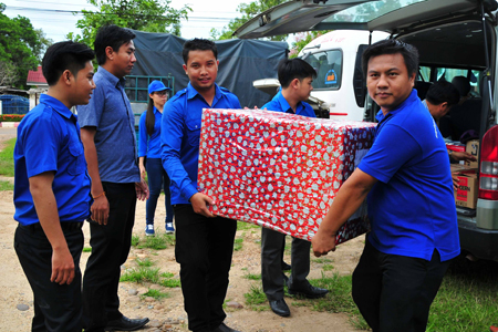 Vận chuyển các phần quà do Tỉnh đoàn Khánh Hòa trao tặng cho tỉnh Attapeu