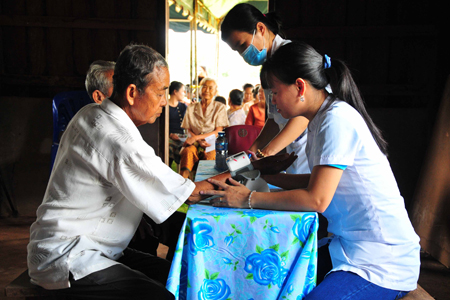 Hai ngày 27 và 28-8, các y, bác sĩ của Bệnh viện Đa khoa tỉnh Khánh Hòa đã khám bệnh, phát thuốc, tư vấn sức khỏe cho gần 1.000 người dân của 2 huyện Samakkhixai và Sanxai