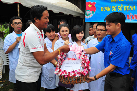 Đại diện đoàn công tác nhận món quà tri ân từ huyện Samakkhixai