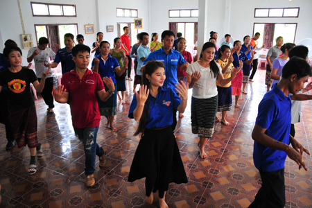 Đợt này, thanh niên 2 đơn vị còn cùng tập huấn cho nhau những điệu múa dân vũ, điệu múa truyền thống của 2 nước