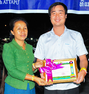 Bà Mi Na Phon Say Sởm Phu – Phó Bí thư Tỉnh ủy Attapeu tặng bằng khen cho đoàn công tác