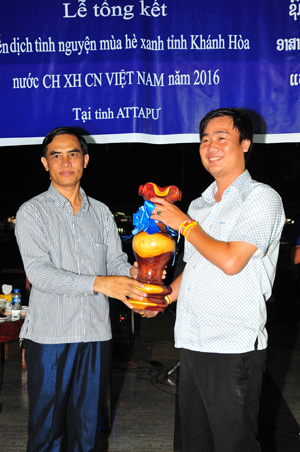 Ông Hác Ja Nay - Bí thư Tỉnh đoàn Attapeu (trái) tặng quà lưu niệm cho ông Nguyễn Văn Nhuận – Bí thư Tỉnh đoàn Khánh Hòa