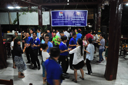 Tại buổi chia tay, các đoàn viên, thanh niên 2 nước cùng múa những điệu múa truyền thống của Lào, các bài múa dân vũ của Việt Nam