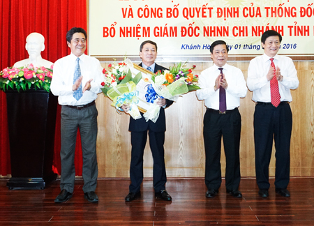 Các đồng chí lãnh đạo tỉnh cùng lãnh đạo Ngân hàng Nhà nước Việt Nam trao Huân chương Lao động hạng Nhì và tặng hoa chúc mừng ông Đoàn Vĩnh Tường