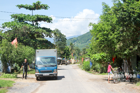 Đường liên thôn ở xã Khánh Trung được đầu tư  kiên cố, khang trang
