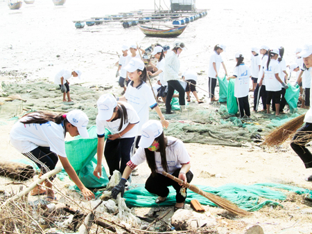 Thu gom rác tại Khu Bảo vệ biển Rạn Trào