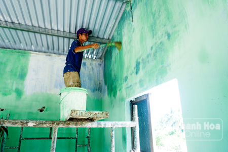 Thợ đang sửa nhà cho các hộ đồng bào dân tộc thiểu số ở thôn Lỗ Gia, xã Suối Tiên