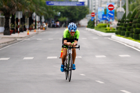 Một vận động viên bức tốp về đích ở nội dung đạp xe
