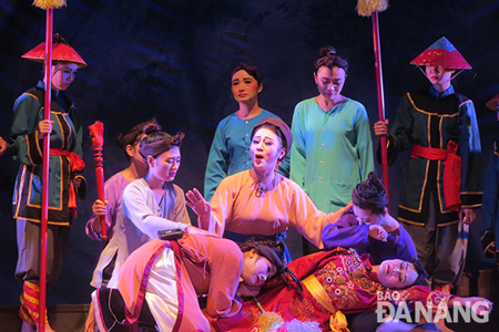 A scene of classical drama “Phuc than Thoai Ngoc Hau”. (Photo: Ngoc Ha)