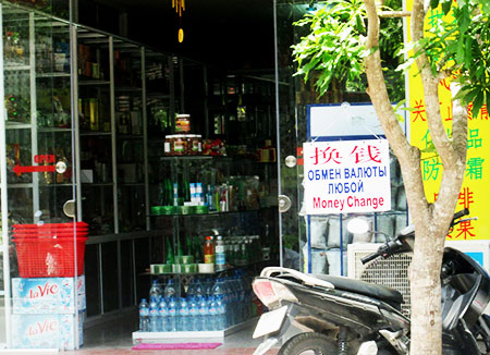 Một quầy đổi tiền công khai ở trung tâm TP. Nha Trang