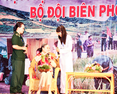 Đại úy Phạm Thị  Đào (ngoài cùng bên phải) tham gia hội thi “Cán bộ hội giỏi” do Bộ Tư lệnh Bộ đội Biên phòng tổ chức