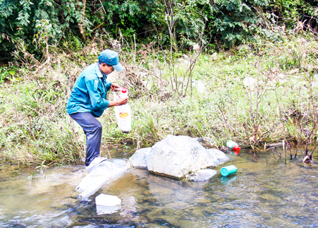 Những lọ thuốc trừ sâu được người dân vứt bừa bãi trên suối Gia Ôi, huyện Khánh Sơn