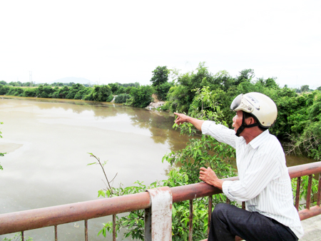 Dòng nước đổi màu gây ngứa tại khu vực cầu Bình Lộc (xã Vạn Bình)