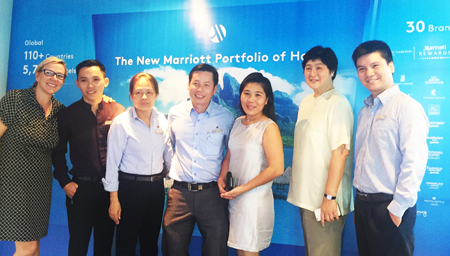 Ban Quản lý khách sạn Sheraton Nha Trang Hotel & Spa trong buổi lễ công bố việc sáp nhập giữa Starwood và Marriott