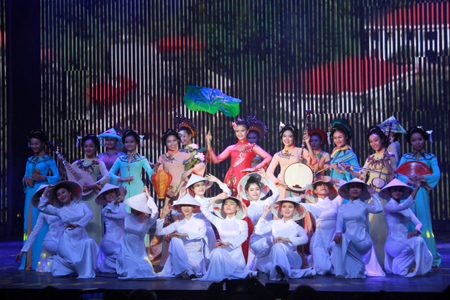 Màn biểu diễn thời trang và múa Duyên dáng Việt Nam mở đầu cho đêm diễn
