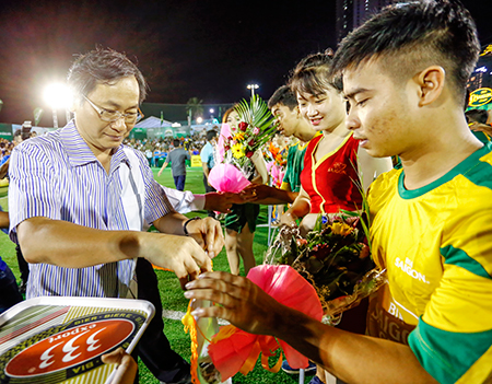 Giải đấu nhận được sự quan tâm của các cấp lãnh đạo cũng như mạnh thường quân đối với bóng đá phong trào. Ông Nguyễn Duy Bắc, Phó Chủ tịch UBND tỉnh Khánh Hòa tặng cờ lưu niệm cho các đội.