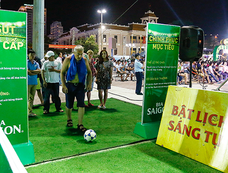 Các du khách đặc biệt thích thú với những trò chơi liên quan đến bóng đá.