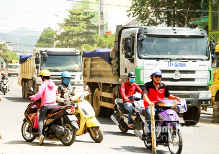 Cảnh nhốn nháo, nguy hiểm trên đường Lê Hồng Phong khi xe tải chạy qua