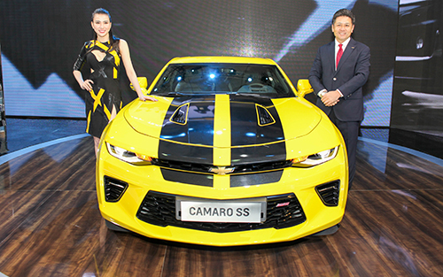 Tổng Giám đốc GM Việt Nam, ông Sumito Ishii (bên phải) đứng cạnh Camaro SS 2016. Ảnh: Lương Dũng.
