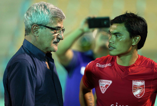 Tài Em trò chuyện với thầy cũ Calisto sau trận play-off khi Long An thắng Viettel, giành quyền chơi ở V-League 2017Ảnh: Quang Liêm
