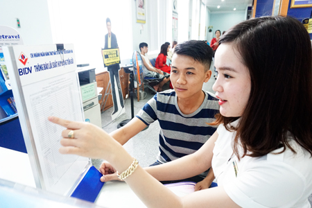 Nhân viên BIDV Chi nhánh Khánh Hòa giải thích cho khách hàng về biểu lãi suất tiền gửi mới