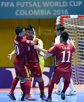 Minh Trí (8) ăn mừng hat-trick trong chiến thắng 4-2 trước Guatemala. Ảnh: TSN.