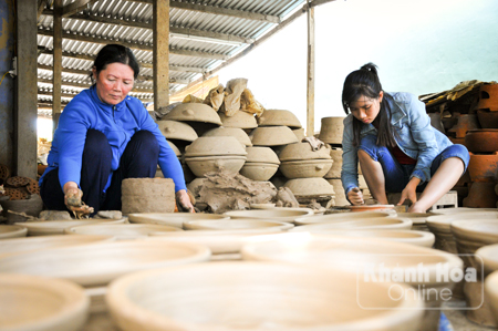 Gia đình bà Trần Thị Thu là hộ duy nhất còn làm gốm ở xã Vạn Bình