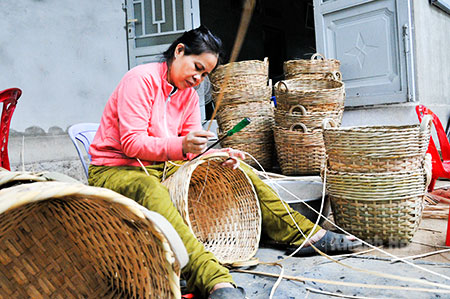 Bà Trần Thị Thủy, người phụ nữ tâm huyết với nghề đan giỏ cần xé
