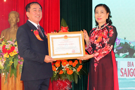  Thừa ủy nhiệm của Chủ tịch nước, Thứ trưởng Đặng Thị Bích Liên trao Huân chương Lao động hạng Nhì cho hiệu trưởng nhà trường.