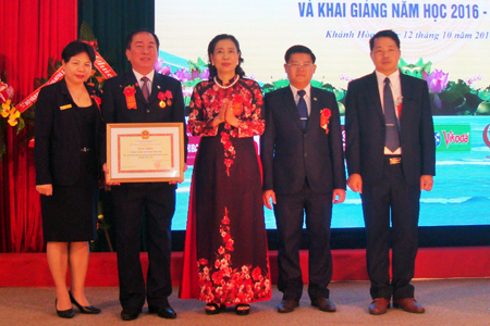 Nhà trường đón nhận bằng khen do Bộ Văn hóa, Thể thao và Du lịch trao tặng.  