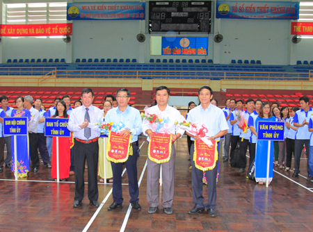 Đồng chí Lương Kiên Định, Bí thư Đảng ủy Khối các cơ quan Đảng tặng cờ cho nhà tài trợ.