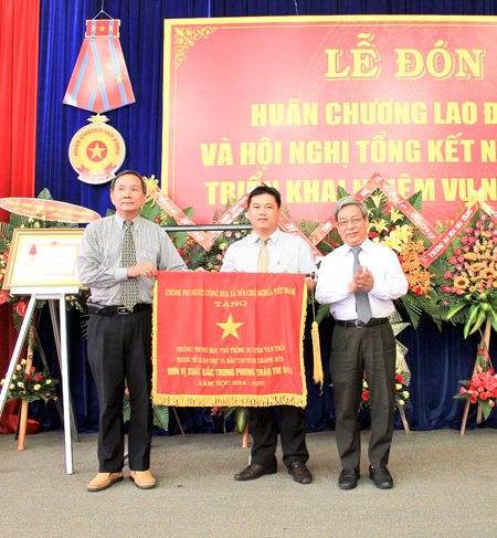 Trường THPT Nguyễn Văn Trỗi đón nhận cờ thi đua của Chính phủ
