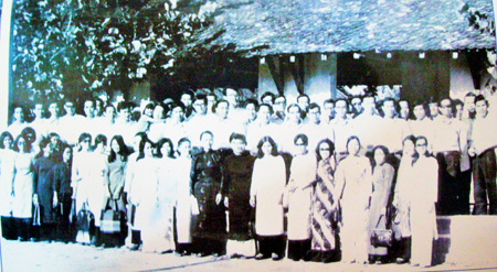 Hội đồng giáo dục Trường cấp 3 Nguyễn Văn Trỗi năm học 1975 - 1976 (Ảnh tư liệu)   