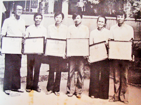 Các học sinh của Trường cấp 3 Nguyễn Văn Trỗi đạt giải  Toán Quốc tế tổ chức tại Phần Lan  năm học 1984 - 1985 (Ảnh tư liệu)