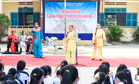 Các diễn viên Câu lạc bộ Nghệ thuật truyền thống Trung tâm Văn hóa tỉnh  hướng dẫn học sinh Trường THCS Trần Nhân Tông, huyện Diên Khánh chơi bài chòi