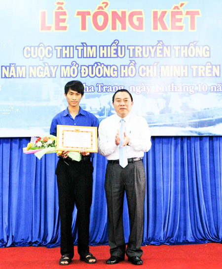 Ban tổ chức trao giải nhất cá nhân cho thí sinh Lưu Tài Nam