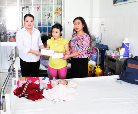 Đại diện Báo Khánh Hòa và Vietcombank Nha Trang trao tiền ủng hộ cho chị Nguyễn Anh Thư