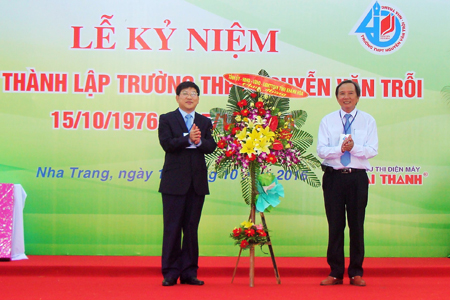 Ông Nguyễn Duy Bắc tặng hoa chúc mừng của UBND tỉnh Khánh Hòa cho nhà trường.