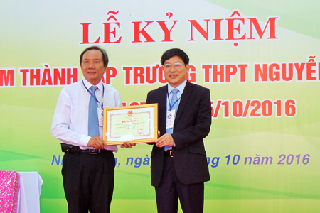 Ông Nguyễn Duy Bắc trao bằng khen của Bộ Giáo dục và Đào tạo cho nhà trường.
