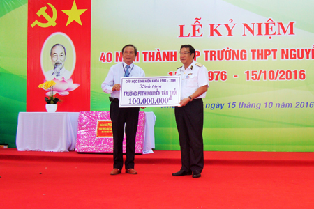 Chuẩn đô đốc Phạm Hoài Nam (bìa phải) trao 100 triệu đồng cho quỹ học bổng của nhà trường.