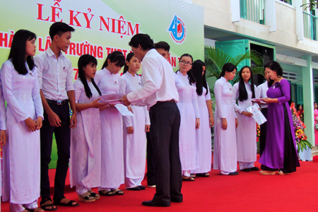 Các cựu học sinh của trường trao học bổng cho các học sinh.