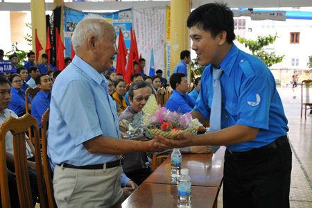 an tổ chức tặng hoa tri ân ông Nguyễn Thắng Ân – Chủ tịch hội đầu tiên của Hội Liên hiệp Thanh niên Việt Nam thành phố Nha Trang