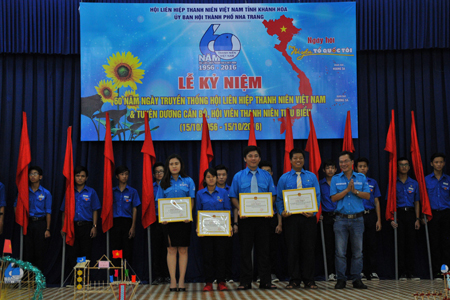 Đại diện Hội Liên hiệp Thanh niên Việt Nam tỉnh trao giấy khen của UBND TP. Nha Trang cho các tập thể