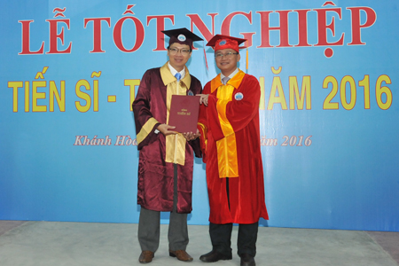 Tiến sĩ Quách Hoài Nam – Phó Hiệu trưởng nhà trường trao bằng tiến sĩ cho học viên.