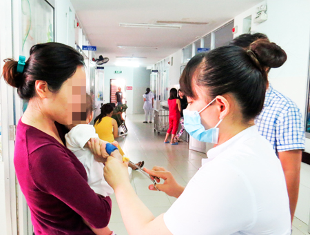 Trẻ mắc bệnh hô hấp đang được tiêm thuốc tại Khoa Nhi, Bệnh viện Đa khoa tỉnh