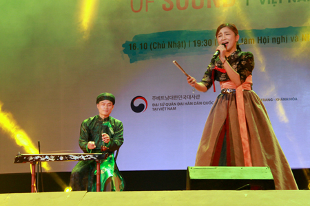 Ca sĩ Yeonhwa biểu diễn ca khúc Hello Viet nam cùng nghệ sĩ đàn bầu Lê Hoài Phương
